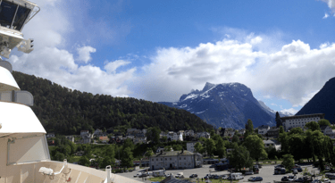 Vista do navio para o fjord em Åndalsnes, Noruega.
