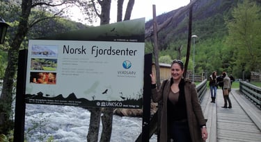 Autora na entrada do Geirangerfjord, Noruega — viagens de navio.