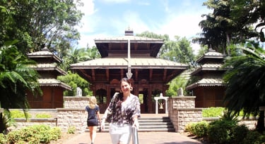 foto da autora na pagoda nepalesa em brisbane australia