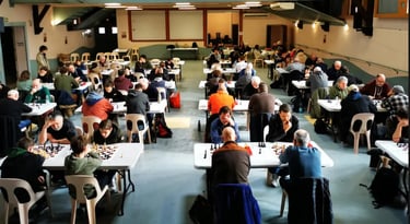 salle des fêtes avec 78 joueurs d'échecs