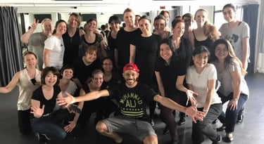 Une séance de team building chez Tap Dance Paris, les équipes autour du coach claquettes