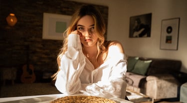 Natürliches Portrait im weichen Fensterlicht – stille, filmische Stimmung im Innenraum