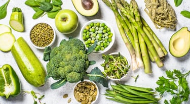 Mesa con frutas y verduras de color verde