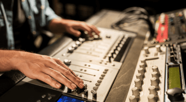une personne joue avec une manette dans un studio d'enregistrement