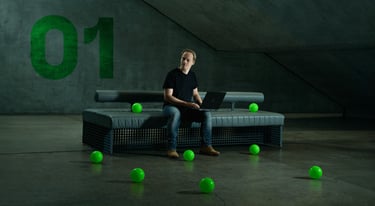 Markkinointia varten kuvattu yrityskuva koodarista