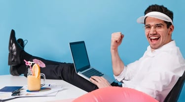 Criador de produto digital acompanhando crescimento das primeiras vendas