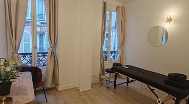 Table de massage prête, linge propre au cabinet Terapya