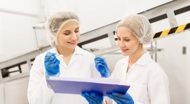 Specialişte în consultanță siguranță alimentară analizând documente de conformitate
