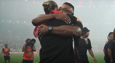 Filipe Luís e Roger Machado se cumprimentam antes da partida válida pela 1ª rodada do Brasileirão.