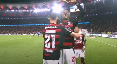 Autor do único gol, Bruno Henrique, comemorando com seus companheiros.