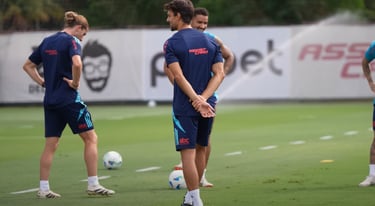 Rodrigo Caio ao lado de Filipe Luís em treino do Flamengo.