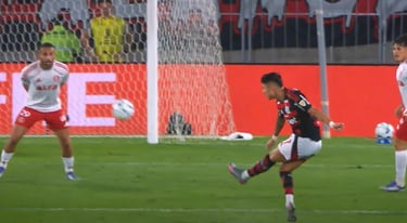 Luiz Araújo em finalização perigosa contra o Internacional, pela Libertadores.