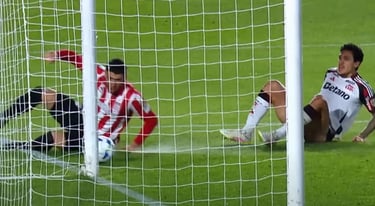 Lance de Pedro, interceptado pelo jogador do Estudiantes.