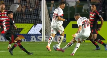 Luciano, camisa 10 do São Paulo, arrisca da entrada da área em lance contra o Flamengo.