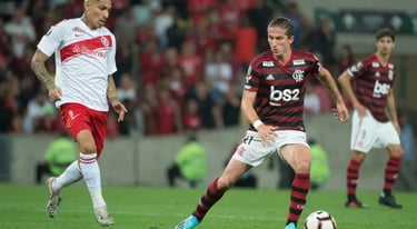 Filipe Luís, hoje técnico, em ação dentro de campo no último jogo contra o Inter pela Libertadores.