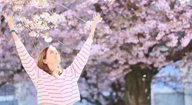 Diana che ammira gli alberi in fiore in primavera