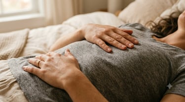 Posición de las manos para la respiración diafragmática: una en el pecho y otra en el abdomen