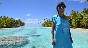 emmanuelle en voyage devant un lagon polynésien