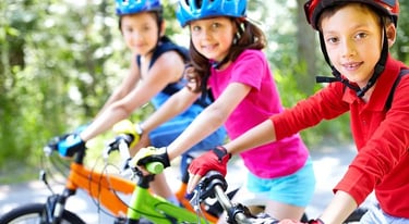 Actividades deportivas como ir en bicicleta por el jardín del Turia.