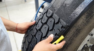 una llanta siendo renovada