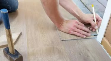 un parqueteur trace avec un crayon pour faire une découpe de parquet ayguesvives miliandeco peintre