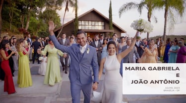 Casal celebra saída da cerimônia de casamento no Espaço da Lenda, em Brasília, rodeado por convidado