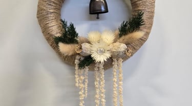 Couronne de noël faite par l'Ensorce'Fleurs, tons vert et beige