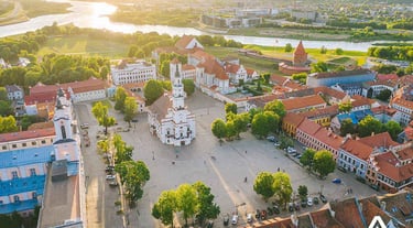 Kauno senamiestis ir rotušė saulėlydžio metu