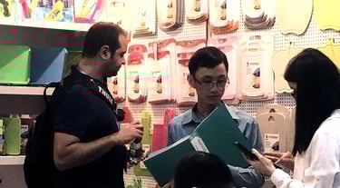 The company team communicates with customers at the exhibition