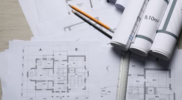 Planos y medidas sobre mesa.