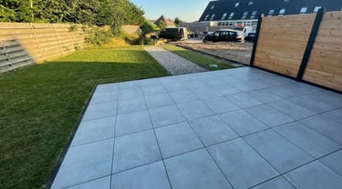 Een tuin waar Betsema Bestrating een strak terras heeft gelegd.