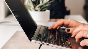 Empreendedor a fortalecer presença online da empresa.