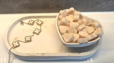 Gorgeous trinket tray. Heart bowl filled with creamy soy wax and mini single hearts.