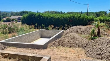 Avant après aménagement extérieur avec terrassement, création de terrasse et plantation paysagiste M