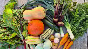 Etalage de produits, légumes frais, miel de la ferme gourmande