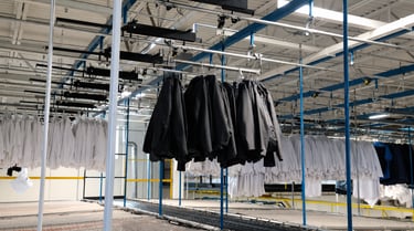 Transportador industrial para manejo de ropa en procesos de clasificación y distribución de prendas.