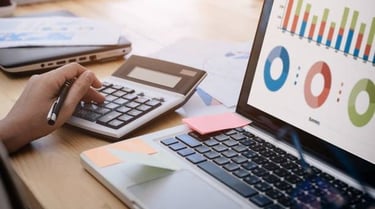 Participante completando una encuesta de satisfacción para evaluar la experiencia del cliente