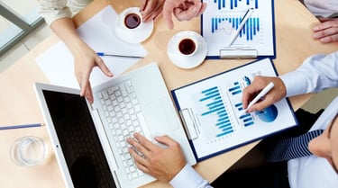 Análisis de datos de estudios de mercado para identificar tendencias y oportunidades de negocio