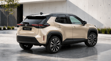 Toyota Yaris Cross 2026 traseira com consumo de 25 km/l em fundo neutro estilo showroom externo