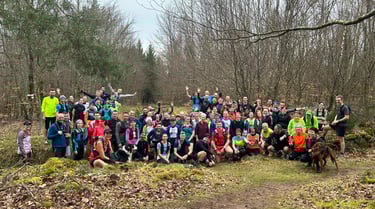 Groupe de coureurs en forêt