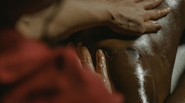 Zoom de uma pessoa sendo massageada em uma sessão de massagem tântrica somática em São Paulo