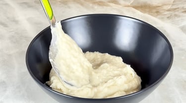 Fai intiepidire gli ingredienti della crema di riso al cocco