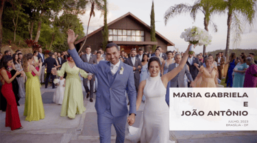Casal celebra saída da cerimônia de casamento no Espaço da Lenda, em Brasília, rodeado por convidado