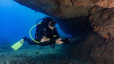 Diver at the house-reef of Madeira Divepoint