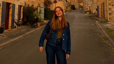 Portrait de Marie, experte en communication et marketing digital