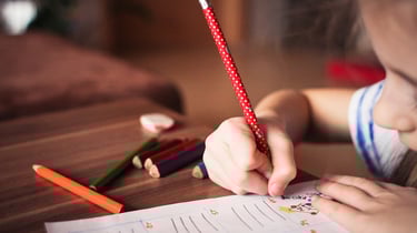 enfant travaillant en atelier sommeil à l'école primaire