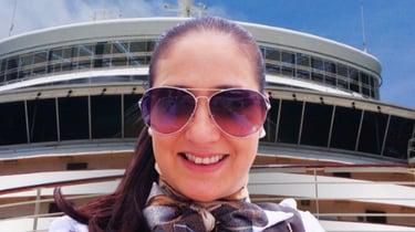 Foto da autora na proa do navio.