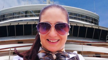 Foto da autora na proa do navio.