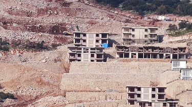 Aydın'ın Didim ilçesinde manzarasıyla öne çıkan, müstakil villaların bulunduğu inşaat projesi.