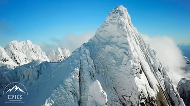 Incroyable montagne recouverte de neige dans les Lofoten, Getgalien, Norvège